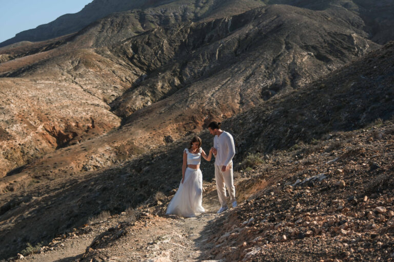 Elopement_Wedding_Spain_Fuerteventura_Mountains_Annette-Boon_056